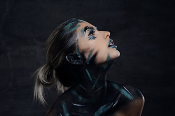 Seitenansichtporträt einer Frau mit Make-up. © Fxquadro