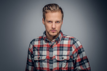 Obraz premium A man dressed in a red plaid shirt isolated on grey vignette bac