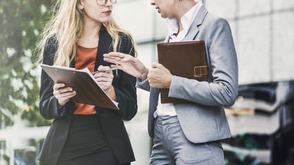 Obraz premium Businesswoman Corporate Colleagues Talking Concept