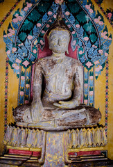 Obraz premium Repair of Buddha gold and thai art architecture in Wat Arun buddhist temple in Bangkok, Thailand.Photo taken on: 21 November , 2016