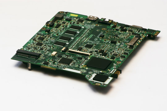 Motherboard de laptop en fondo aislado blanco