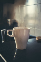 Taza de café humeante en una cocina