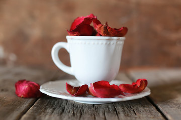 tea with rose petal and sugar