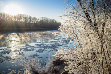 Obraz premium Sunrise during freeze-up in the river