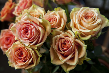 fiori d'autunno in mazzo con rose