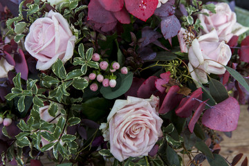 fiori d'autunno in mazzo con rose