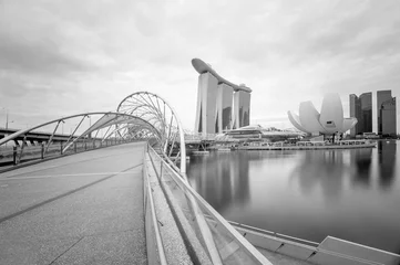 Zelfklevend Fotobehang MARINA BAY, SINGAPORE - 18 augustus 2013: Helix Bridge met het Marina Bay Sands, Singapore-reisoriëntatiepunt © joesayhello