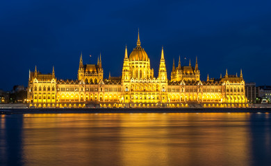 Fototapeta premium Parliament building and the Danube river at night, Budapest, Hungary