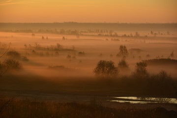 Nebelland in der neuen Landschaft nach dem Bergbau