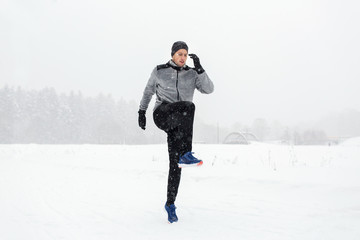 Fototapeta na wymiar man exercising and warmig up in winter outdoors