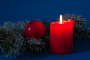 Adventsgesteck auf blauem Hintergrund