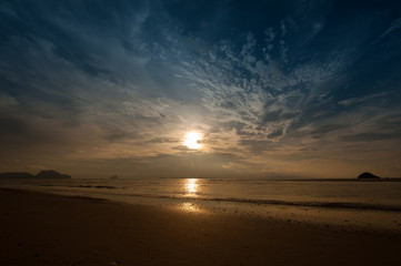 Obraz premium Sunset on the beach with beautiful sky
