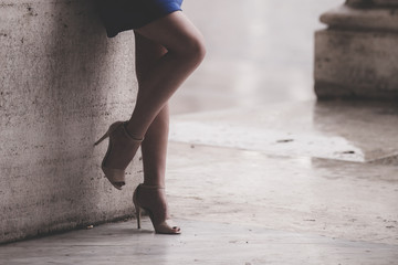 gambe di donna con i tacchi sulla strada 