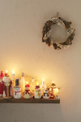 壁に飾り付けたクリスマスグッズとキャンドル