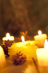 キャンドルとマツカサ