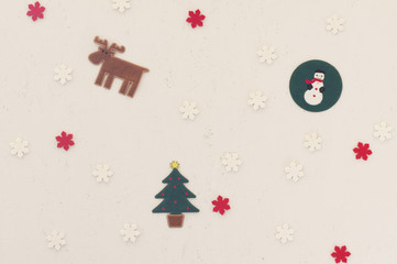 壁に飾り付けたクリスマスの飾り