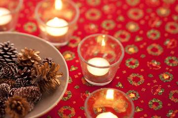 キャンドルとマツカサ