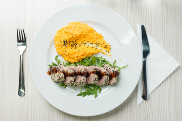 Tuna steak with sesame seeds and mashed sweet potatoes
