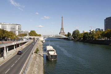 Fototapeta na wymiar Quai de Seine et la Tour Eiffel à Paris