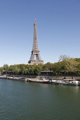 Fototapeta na wymiar Tour Eiffel et la Seine à Paris