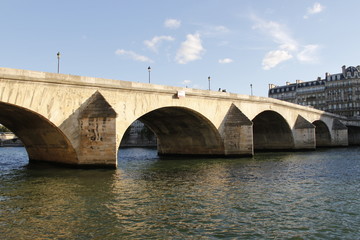 Fototapeta na wymiar Point sur la Seine à Paris 