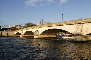 Fototapeta na wymiar Pont sur la Seine à Paris 