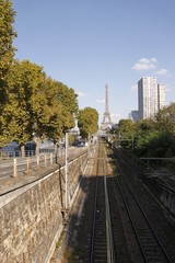 Fototapeta premium Tour Eiffel et chemin de fer à Paris