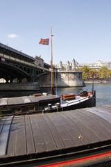 Fototapeta premium Péniche sur la Seine à Paris