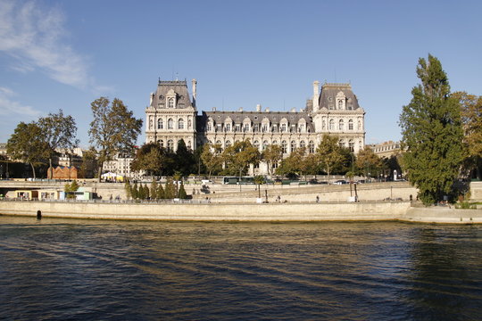 Hôtel de ville et la Seine à Paris
