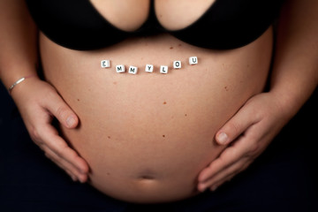 Babybauch mit Namen Emmylou