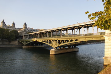 Naklejka premium Pont de Bir Hakeim sur la Seine à Paris