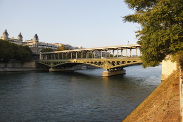 Fototapeta na wymiar Pont de Bir Hakeim sur la Seine à Paris