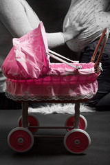 Schwangerschaft - rosa Puppenwagen