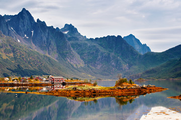 Norwegen-Insel im Fjord. Bewölkter nordischer Tag. Hotel auf der Insel © NemanTraveler
