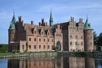 Obraz premium Schloss Egeskov im Sonnenschein