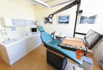 Beim Zahnarzt, Zahnarztstuhl in moderner Praxis