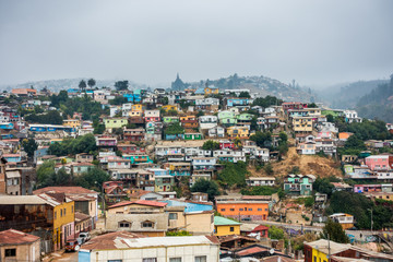 Fototapeta premium Blick über die farbenfrohen Häuser von Valparaiso, Chile
