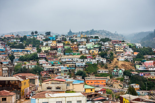 Blick über die farbenfrohen Häuser von Valparaiso, Chile