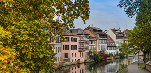 Fototapeta na wymiar Strasbourg, water canal and nice house in Petite France area.
