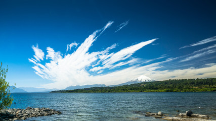 Explosion der Wolken über dem Vulkan Villarrica