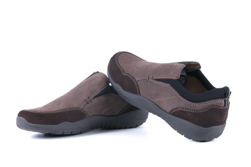 sapato masculino em pele castanha fundo branco