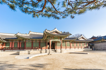 Fototapeta premium Pałac Changdeokgung i punkt orientacyjny Huwon w Seulu, Korea Południowa