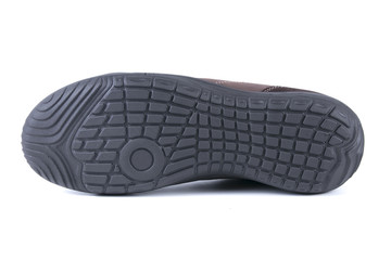 sapato masculino em pele castanha em fundo branco, produto isolado.