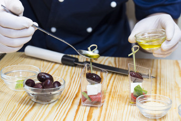 Cooking mini canapes of meat and vegetable sauces