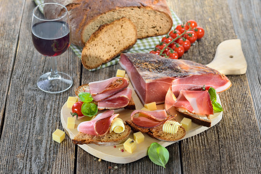 Südtiroler Speckjause mit frischem Steinofenbrot und Bergkäse - South Tyrolean bacon snack with fresh stone oven baked bread and mountain cheese