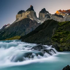 Fotobehang Cuernos del Paine Lange blootstelling van de stroomversnellingen boven Salto Grande in Torres del Paine NP