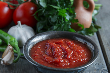 tomato sauce a bowl cooking on a wood surface