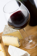 plateau de fromage avec un verre de vin rouge