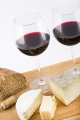 plateau de fromage avec des verres de vin rouge