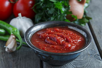 tomato sauce a bowl cooking on a wood surface